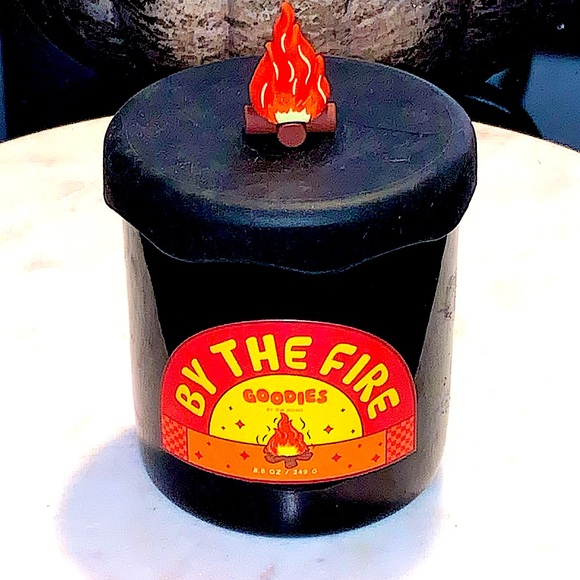 DW HOME CANDLE BY THE FIRE GOODIES RICHLY SCENTED NEW - Picture 4 of 6